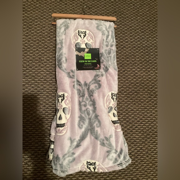 Glow in the Dark Sugar Skull Blanket - Picture 1 of 3